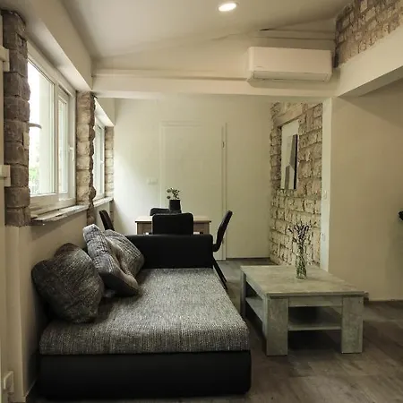 Fresh Apartment, Big Backyard And Free Parking * 메덜린