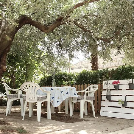 Fresh Apartment, Big Backyard And Free Parking 메덜린