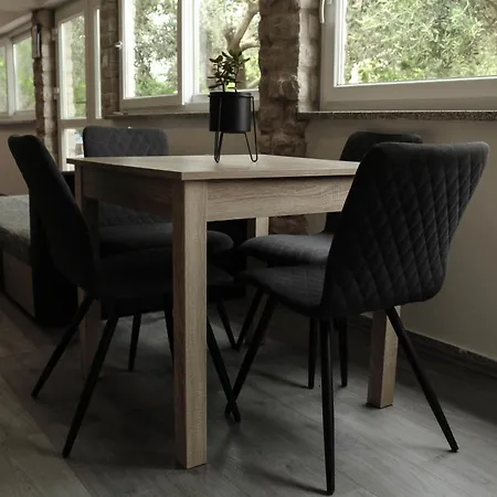 아파트 Fresh Apartment, Big Backyard And Free Parking *