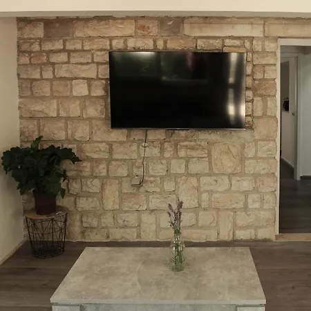 Fresh Apartment, Big Backyard And Free Parking Apartment *