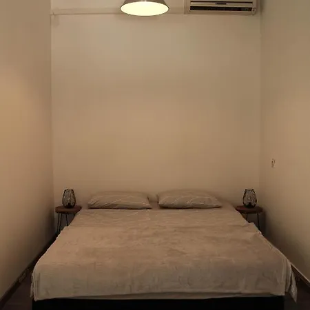 아파트 Fresh Apartment, Big Backyard And Free Parking 메덜린