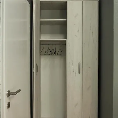 Fresh Apartment, Big Backyard And Free Parking 아파트 *